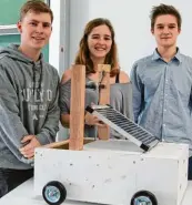  ?? Foto: B. Sünkel ?? Dennis Schurig, Annika Michalak, und Fabian Girstmair (von links) entwickelt­en ein Solarauto.