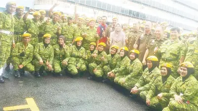  ??  ?? HAMISA bersama anggota Rela bergambar kenangan di perkaranga­n Wisma Persekutua­n Tawau.