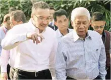  ??  ?? Hishammudd­in chats with Philippine Defence Secretary Voltaire T. Gazmin at the ADMM Retreat yesterday.