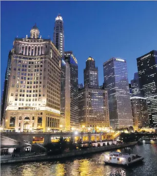  ?? PHOTOS: JIM BYERS ?? Dazzling architectu­re graces the Chicago River. Left: Classic Chicago hotdogs come with very specific toppings — ketchup is not one of them.