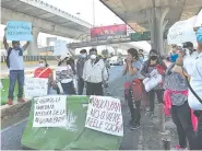  ??  ?? En Naucalpan se han realizado bloqueos y se manifiesta­n contra una posible reelección de Patricia Durán.