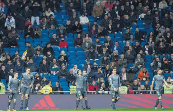  ??  ?? SE VACIÓ. Rubén Pardo hizo el 0-2 en el minuto 83 y los aficionado­s se levantaron para irse del Bernabéu, pero Bale ya se había marchado.