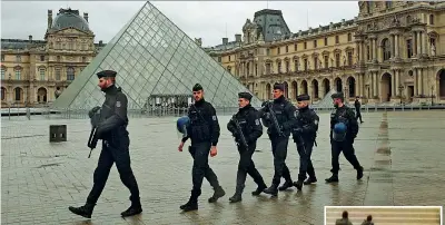  ??  ?? Agenti al Louvre e, nel riquadro, il momento del ferimento dell’egiziano che era armato di machete