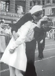  ?? VICTOR JORGENSEN/US NAVY ?? George Mendonsa kisses Greta Friedman in Times Square, New York, in August 1945. This photo was taken by a navy photograph­er at the same moment as the famous one published in Life magazine.