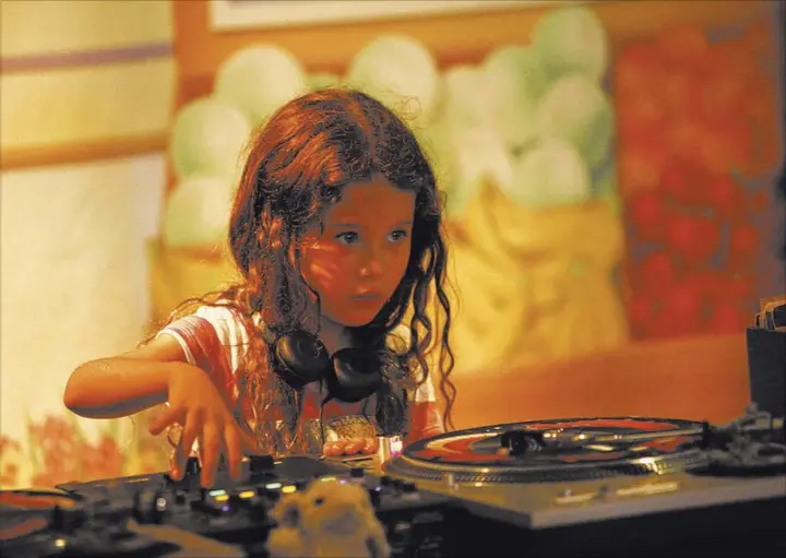  ?? Rachel Aston Las Vegas Review-Journal @rookie__rae ?? Sara Camacho, 6, aka DJ Sadako, performs at the Discovery Children’s Museum, which was celebratin­g Totally ’80s Week.