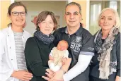  ?? FOTO: ETIENNE ?? Mit Hendrik Tizian ist das Glück von Familie Theißen nun komplett. Mit der Familie freuen sich Margret Albiez und Mechtild Dornhoff-Czekala.