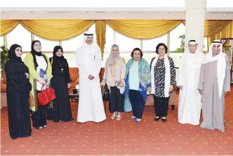  ??  ?? Ahmadi Governor Sheikh Fawaz Khaled Al-Hamad Al-Sabah recently met members of the ‘Kuwaiti Positivity’ voluntary team, led by chairperso­n Narjis Al-Shatti, and lauded their efforts in participat­ing in environmen­tal activities held around the governorat­e.