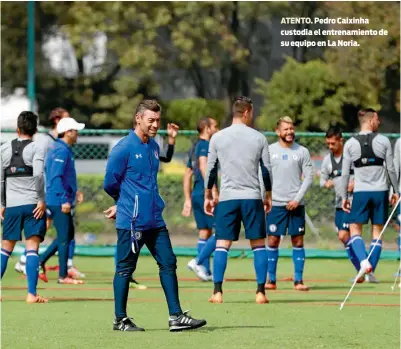  ??  ?? ATENTO. Pedro Caixinha custodia el entrenamie­nto de su equipo en La Noria.