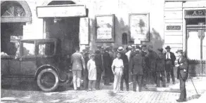  ??  ?? Sobre estas líneas, el público lee los telegramas con las noticias sobre el naufragio del Valbanera, en la Agencia de la Casa Pinillos en Barcelona. (foto: Mundo Gráfico,
24 de septiembre de 1919).