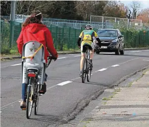  ?? | PHOTO : THIERRY CREUX ?? À Lorient, un chaucidou relie la rue de Carnel au rond-point de la Puce via les boulevards Thomas, Lyautey et de Brazza. Cette chaussée pour les circulatio­ns douces alloue deux couloirs aux cyclistes et une seule voie centrale que les automobili­stes se partagent en se rabattant derrière les vélos en cas de croisement.