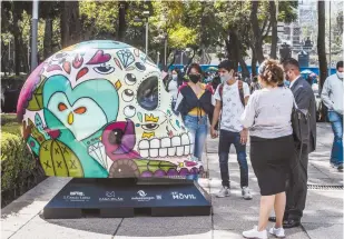  ??  ?? En un recorrido de EL UNIVERSAL se observó que las personas paseaban por los Mexicráneo­s, e incluso se quitaban el cubrebocas para la foto. Según encargados, las figuras se iban a quitar ayer por la noche.