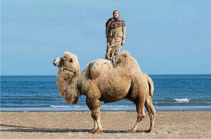  ?? Foto: Imam Guseinov ?? Taus Machacheva, Super Taus and a Camel Yasha, 2017.