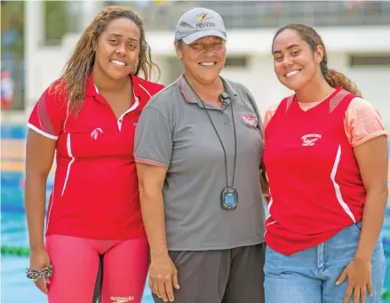  ?? Leon Lord ?? Barracuda coach, Rosemary Rova is flanked by her daughters Cheyenne (left) and Rosemarie after they won their respective events at the National Aquatic Centre on November 16,2020. Photo: