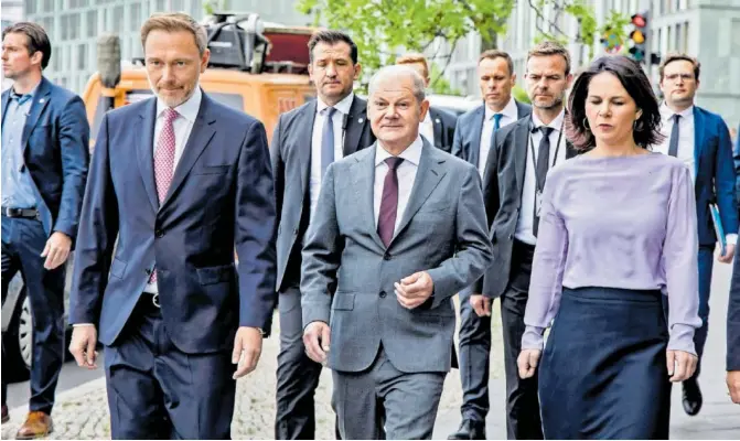  ?? EMMANUELE CONTINI (GETTY) ?? Christian Lindner, Olaf Scholz y Annalena Baerbock acudían a una conferenci­a de prensa en Berlín, el 14 de junio de 2023.