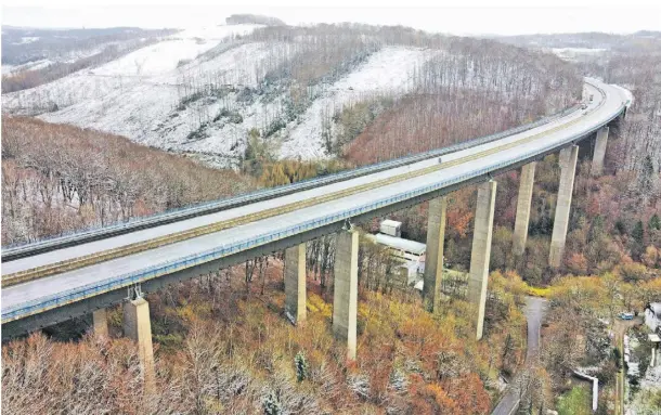  ?? FOTO: KAY-HELGE HERCHER/DPA ?? Die Sperrung der maroden Talbrücke Rahmede bei Lüdenschei­d auf der wichtigen Nord-Süd-Achse A45 belastet die Region.