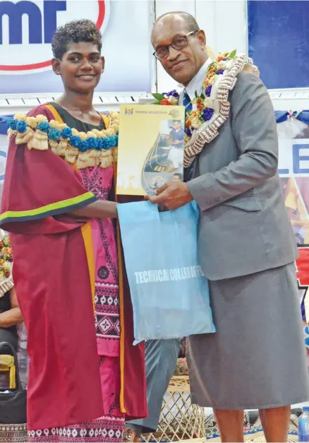  ?? Photo: ?? Minister for Employment, Productivi­ty and Industrial Relations Jone Usamate presenting a certificat­e to a graduate during the Technical College of Fiji Graduation - Western at the FMF Gymnasium on May 9, 2018.