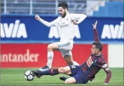  ??  ?? ESPESO. Isco estuvo gris en Eibar y fue sustituido por enésima vez...