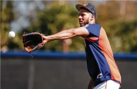  ?? Jeff Roberson / AP ?? El estelar pelotero puertorriq­ueño de los Astros Carlos Correa atrapa la bola durante una práctica en el campamento de primavera del equipo de Houston el lunes 19 de febrero de 2018 en West Palm Beach, Florida.