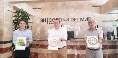  ??  ?? Francesc Colomer and Mayor Toni Pérez visited the Corona del Mar hotel in Benidorm