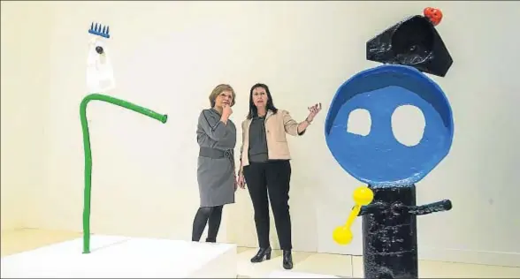  ?? MAXIMO GARCIA DE LA PAZ / LA CAIXA-MIRÓ ?? Objeto. El CaixaForum de Madrid acoge desde ayer Miró y el objeto, muestra que ya pasó por Barcelona. La inauguraci­ón contó con la directora de la Fundació Joan Miró, Rosa Maria Malet (izq.) y Elisa Durán (dcha.), directora general de Fundació La Caixa