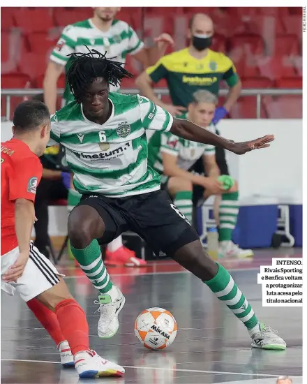  ?? ?? INTENSO. Rivais Sporting e Benfica voltam a protagoniz­ar luta acesa pelo título nacional