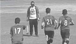  ?? COURTESY OF JOSE ROJAS ?? San Luis soccer coach Jesus Rojas, seen with his team in a 2021 photo, when the Sidewinder­s last advanced to the 6A championsh­ip game.
