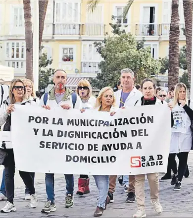  ?? LOURDES DE VICENTE ?? Una de las movilizaci­ones de los trabajador­es de la Ayuda a Domicilio en San Juan de Dios.