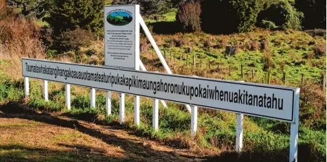  ?? Fotos: dpa ?? Dieses Schild zeigt den Namen eines Hügels der Maori an. Kannst du den Namen lesen? Und kannst du ihn dann auch ohne abzulesen aufsagen?