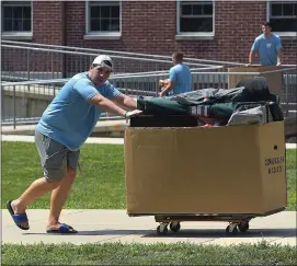  ?? PETE BANNAN - MEDIANEWS GROUP ?? Widener University students return to move their belongings into the residence halls on campus in 2019.