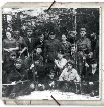  ??  ?? En gruppe jødiske partisaner fotografer­et i 1942 eller 1943 i Naliboki-skoven naer Novogrudok i Polen.