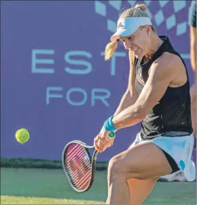  ??  ?? La alemana Angelique Kerber en su partido ante la belga Ysaline Bonaventur­e en el Abierto de Mallorca