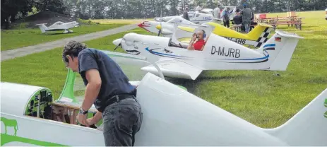  ?? FOTO: MICHAEL SCHRAMKE ?? Aus mehreren Ländern kamen die Piloten zu dem Szene-Treff am Klippeneck.