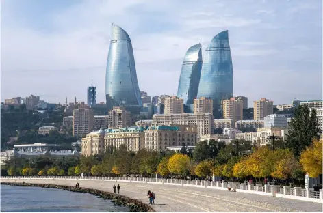  ??  ?? Cele trei Turnuri-Flacără, îmbrăcate în sticlă, tronează peste orizontul din Baku, capitala cea „bătută de vânturi” a Azerbaidja­nului.