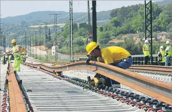  ?? AGUSTÍ ENSESA / ARXIU ?? La xarxa espanyola, amb 2.672 quilòmetre­s, és la més extensa d’Europa i la segona del món després de la de la Xina