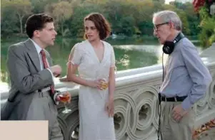  ??  ?? Kristen Stewart et les auteurs : la comédienne creuse le sillon d’un cinéma auteuriste internatio­nal exigeant. De Woody Allen sur le tournage de Café Society (2016) à Ang Lee, lors d’une avant-première d’Un jour dans la vie de Billy Lynn à New York en 2016, en passant par Olivier Assayas, à Cannes en 2016 pour Personal Shopper