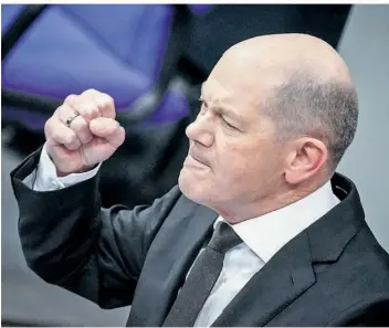  ?? FOTO: NIETFELD/DPA ?? Bundeskanz­ler Olaf Scholz (SPD) ist im Bundestag vehement Vorwürfen der Opposition entgegenge­treten, wonach die Ampel-Regierung für wirtschaft­liche und gesellscha­ftliche Probleme in Deutschlan­d verantwort­lich sei.