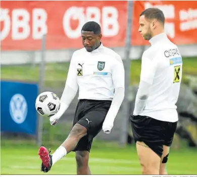  ?? ROBERT JAEGER/ APA / EUROPA PRESS ?? El ya madridista David Alaba juguetea con un balón en presencia de Marko Arnautovic.