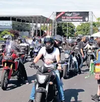  ?? FOTO: BIKER4KIDS ?? Gerade auf der Automeile Höherweg sind am Korsotag viele Freiwillig­e im Einsatz.