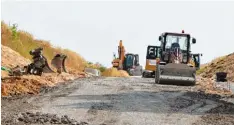  ?? Fotos: Indrich ?? Lediglich ein kurzes Stück der Umgehungss­traße zwischen dem Stockhofwe­g und Kreisel 3 muss noch asphaltier­t werden.