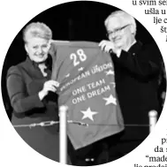  ?? ROBERT ANIĆ/PIXSELL ?? U noći ulaska Hrvatske u EU litavska predsjedni­ca Dalia Grybauskai­tė uručila je tadašnjem hrvatskom predsjedni­ku Ivi Josipoviću dres Europske unije