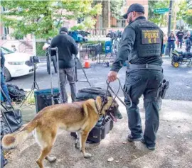  ??  ?? OPERATIVO. Caninos buscan posibles explosivos en el corazón de Nueva York.