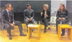  ?? FOTO: BENJAMIN WAGENER ?? Nicole Hoffmeiste­r-Kraut (Zweite von rechts) beim Bodensee Business Forum: „Können wir alles – außer gründen?“