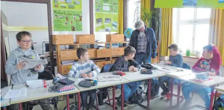  ?? FOTO: KLASSE 6/7 SCHÖNER-GRABEN-SCHULE ?? Der für den „Zeitungstr­eff“verantwort­liche Redakteur der Ipf- und Jagst-Zeitung, Ansgar König, hat die Klasse 6/7 der Schöner-Graben-Schule besucht.