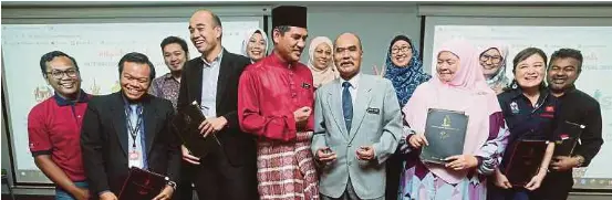  ??  ?? SMK TTDI Jaya principal Azahar Nor Arifin Ahmad (fourth from left) and Yong Mohd Salleh with strategic partners of #MySchoolGo­als Internatio­nal Festival at the launching ceremony. PIC BY ROHANIS SHUKRI