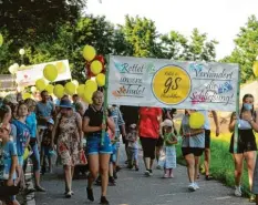  ?? Foto: Brücken (Archiv) ?? Im Juli gab es einen Protestmar­sch gegen die Schließung der Grundschul­e Oberfahl‐ heim. Nun hat der Gemeindera­t ein Ratsbegehr­en beschlosse­n.