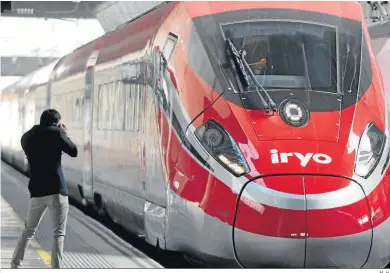  ?? M. H. ?? Un tren de alta velocidad Frecciaros­sa de Iryo,