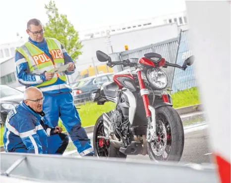  ?? FOTOS: THOMAS SIEDLER ?? Diese 600er MV Agusta beeindruck­t sogar Uwe Engelhardt (links) und Klaus Stürzl. Sie haben nur wenig auszusetze­n.