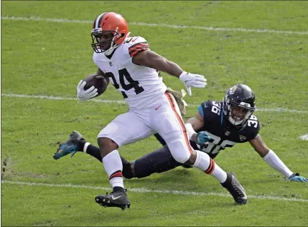  ?? PHELAN M. EBENHACK — THE ASSOCIATED PRESS ?? Nick Chubb runs past Jaguars cornerback Luq Barcoo during the Browns’ victory Nov. 29 in Jacksonvil­le, Fla.