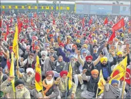  ?? SAMEER SEHGAL/HT ?? Farmers raising slogans as they block railway tracks during the nationwide call for a four-hour train blockade against Centre’s farm reform laws at Amritsar railway station on Thursday.