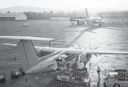 ?? Universal Hydrogen / Seattle Times ?? A rendering shows hydrogen fuel capsules loaded onto a De Havilland Canada DHC-8 through a retrofitte­d cargo door.